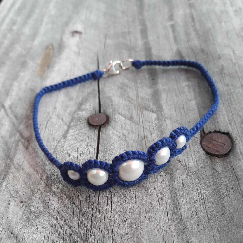 zierliches Armband Nicolina aus marineblauer Baumwolle mit weißen Perlen