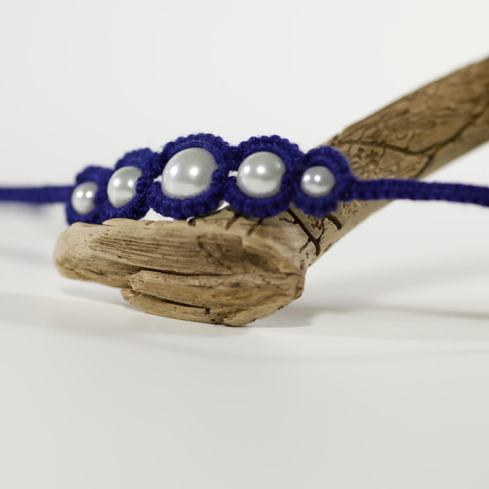 Detailaufnahme zierliches Armband Nicolina aus marineblauer Baumwolle mit weißen Perlen
