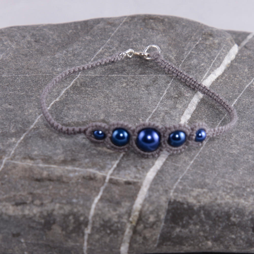 zierliches Armband Nicolina aus mausgrauer Baumwolle mit royalblauen Perlen