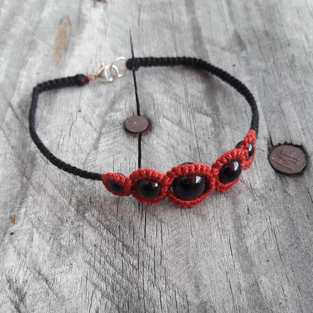 zierliches Armband Nicolina aus roter und schwarzer Baumwolle mit schwarzen Perlen
