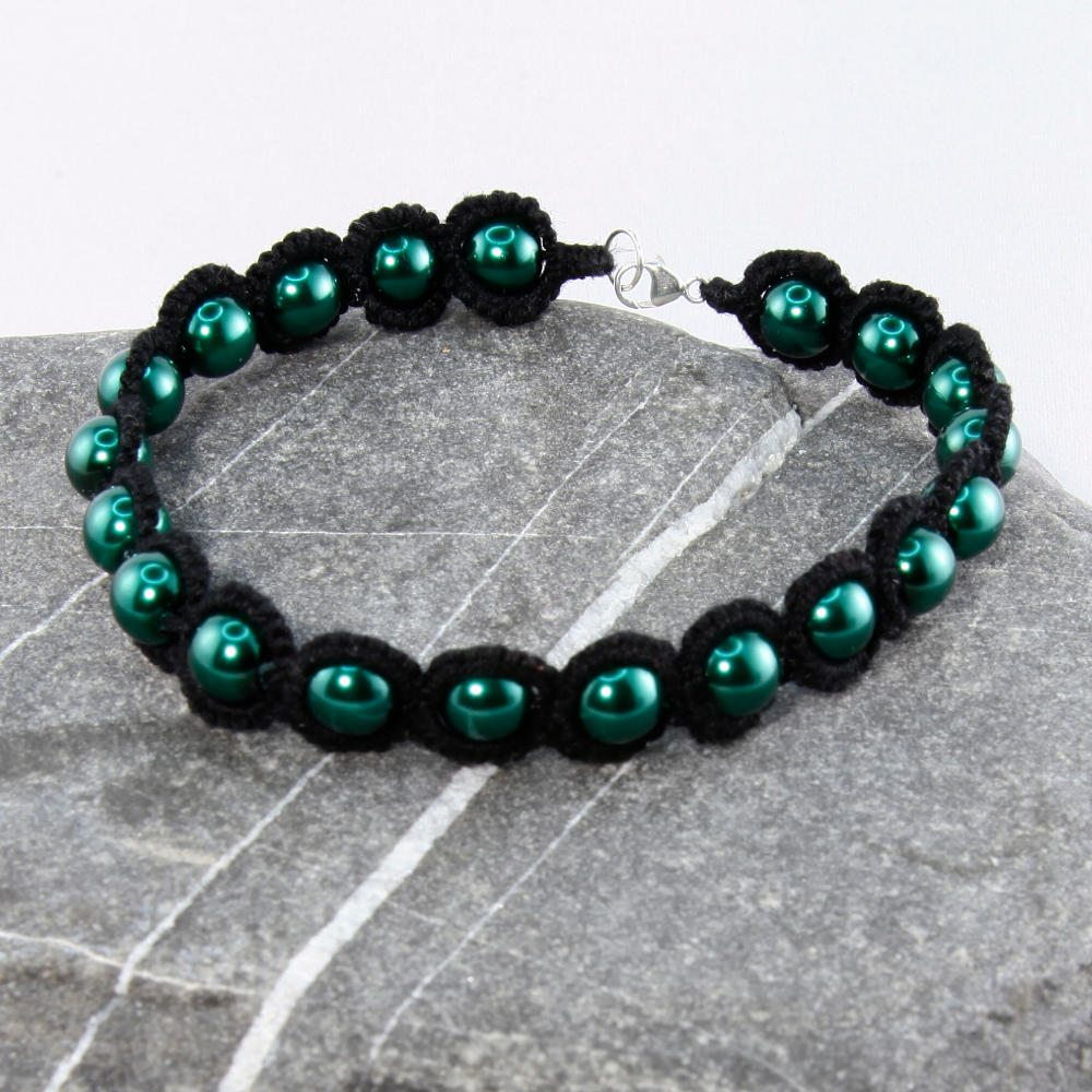 Armband Simple Eleganz schwarze Baumwolle mit tannengrünen Perlen