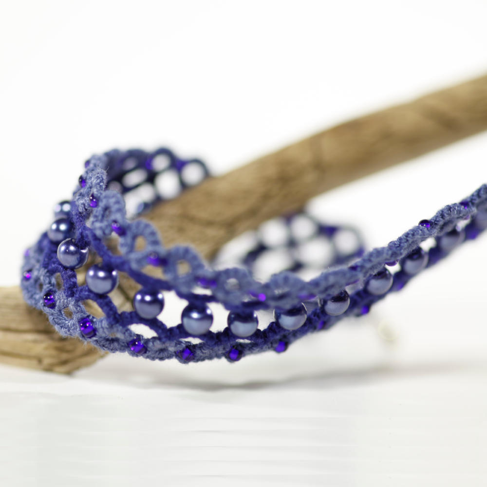 Detailansicht Armband Vienna aus Baumwolle in zwei Blautönen mit blauen Perlen