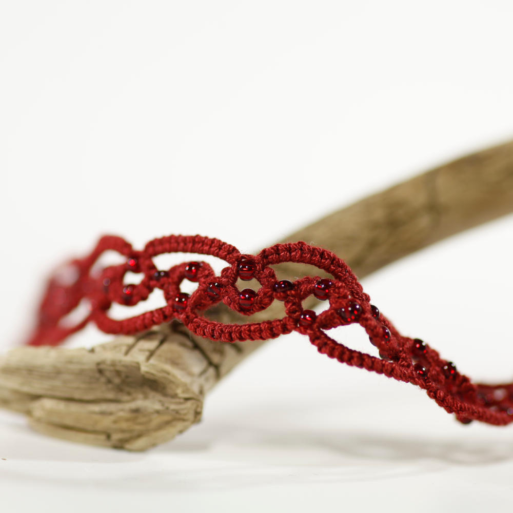 Armband Freya aus roter Baumwolle mit dunkelroten Perlchen