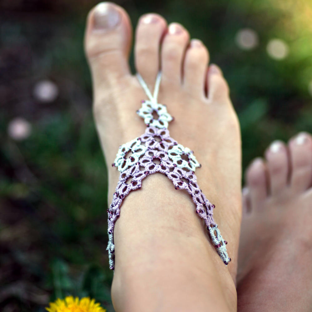 blumiger Fußschmuck aus Baumwolle in flieder und grau mit lila Perlchen