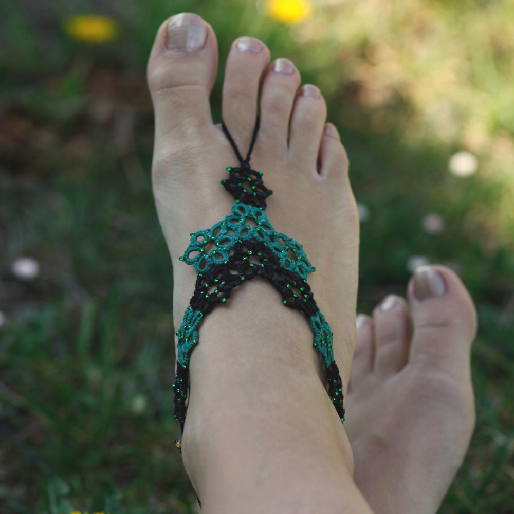 blumiger Fußschmuck aus Baumwolle in grün und schwarz mit grünen Perlchen