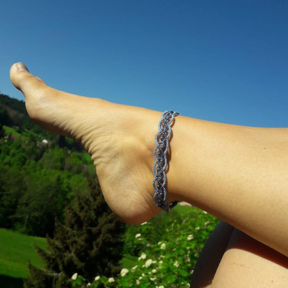 Fußkettchen Freya aus Baumwolle in Blautönen mit altsilberfarbenen Perlchen