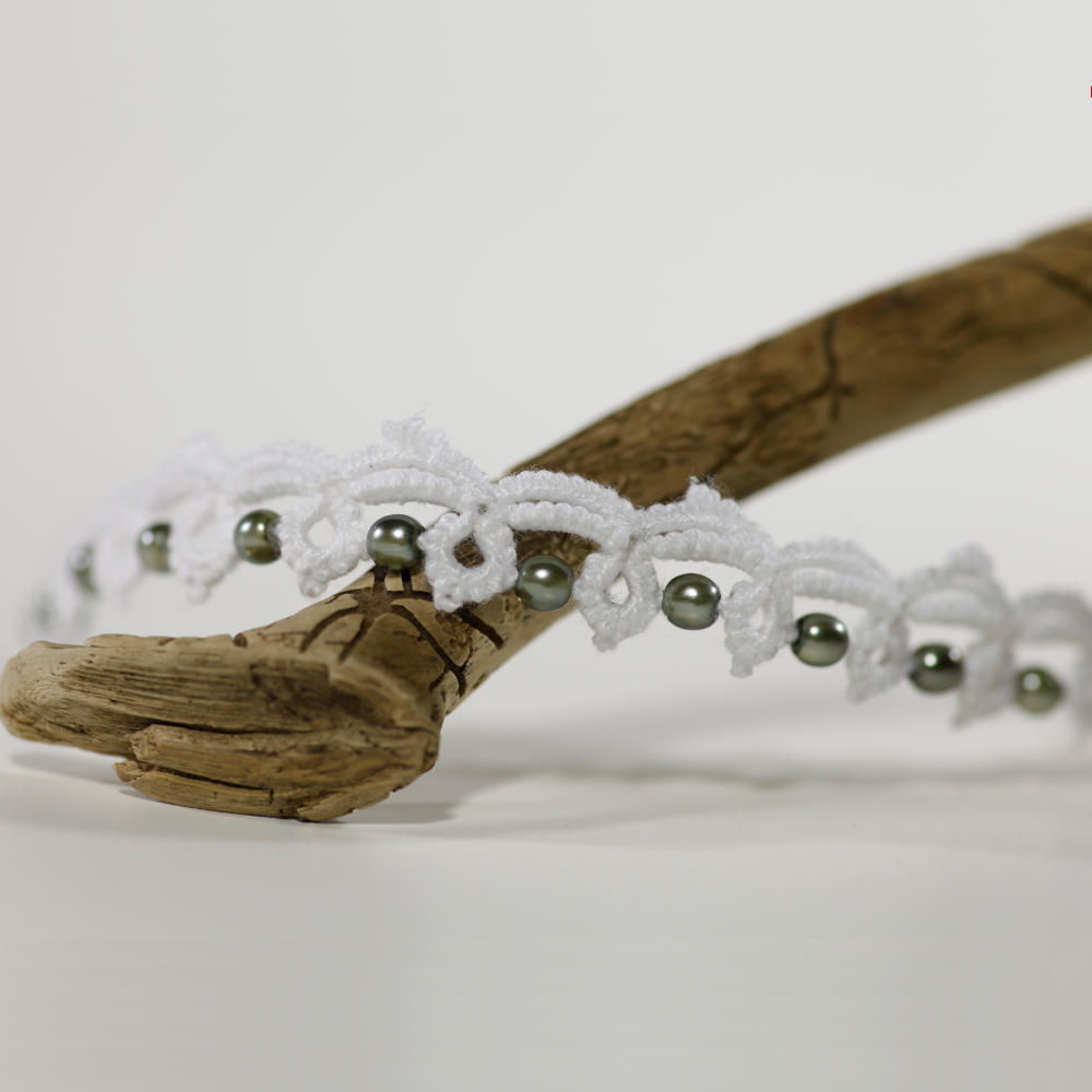 Detailansicht Fußkettchen Victoria aus weißer Baumwolle mit silbergrauen Perlen