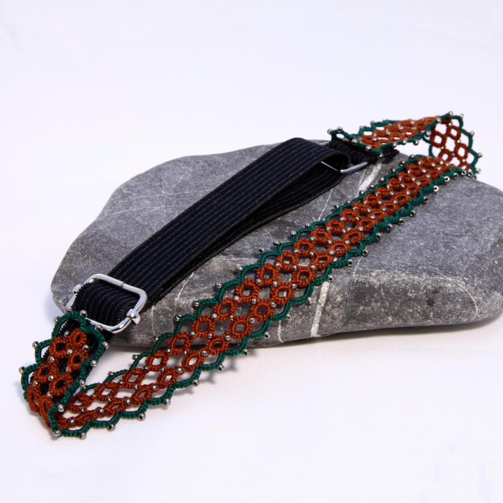 längenverstellbares Haarband Klassik tannengrüne und rostrote Baumwolle mit altsilberfarbenen Perlchen und schwarzem breitem Gummiband