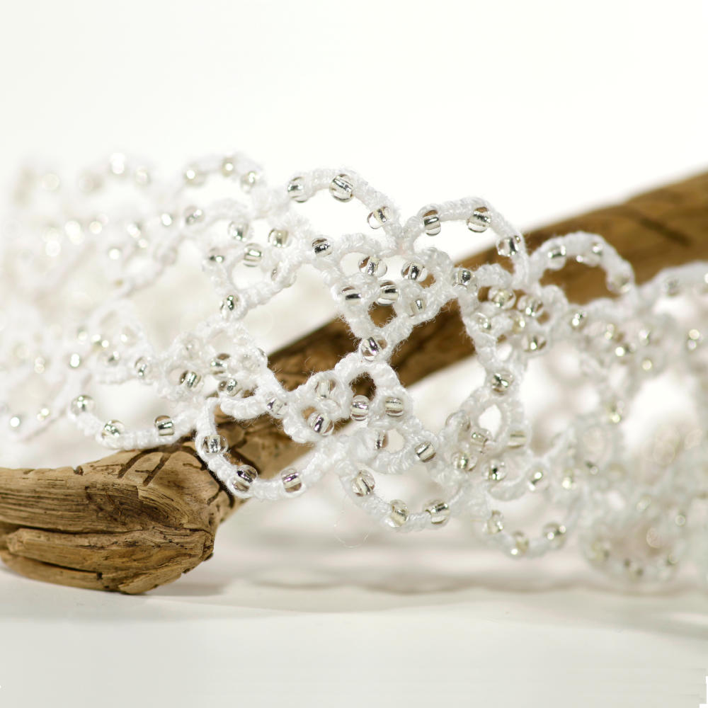 Detailansicht einer Braut würdiges- extrabreites Haarband Rhythmik aus weißer Baumwolle mit kristallfarbenen Perlchen