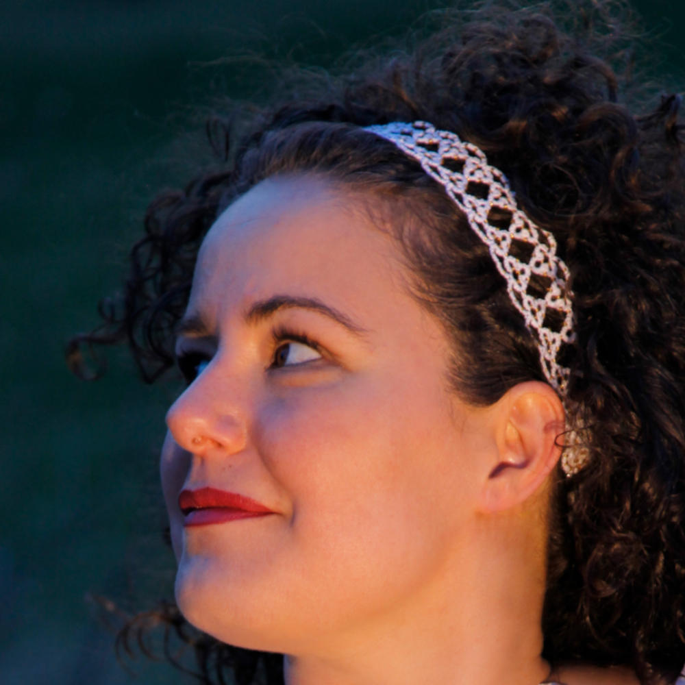 einer Braut würdiges- extrabreites Haarband Rhythmik aus weißer Baumwolle mit kristallfarbenen Perlchen