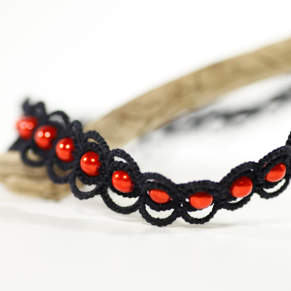 Detailansicht längenverstellbares Haarband Simple Eleganz schwarze Baumwolle, rote Perlen