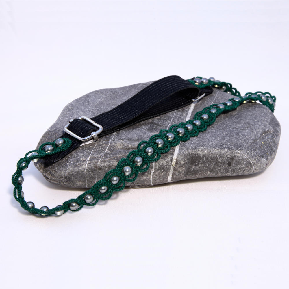 längenverstellbares Haarband Simple Eleganz tannengrüne Baumwolle, silbergraue Perlen und extrabreites schwarzes Gummiband