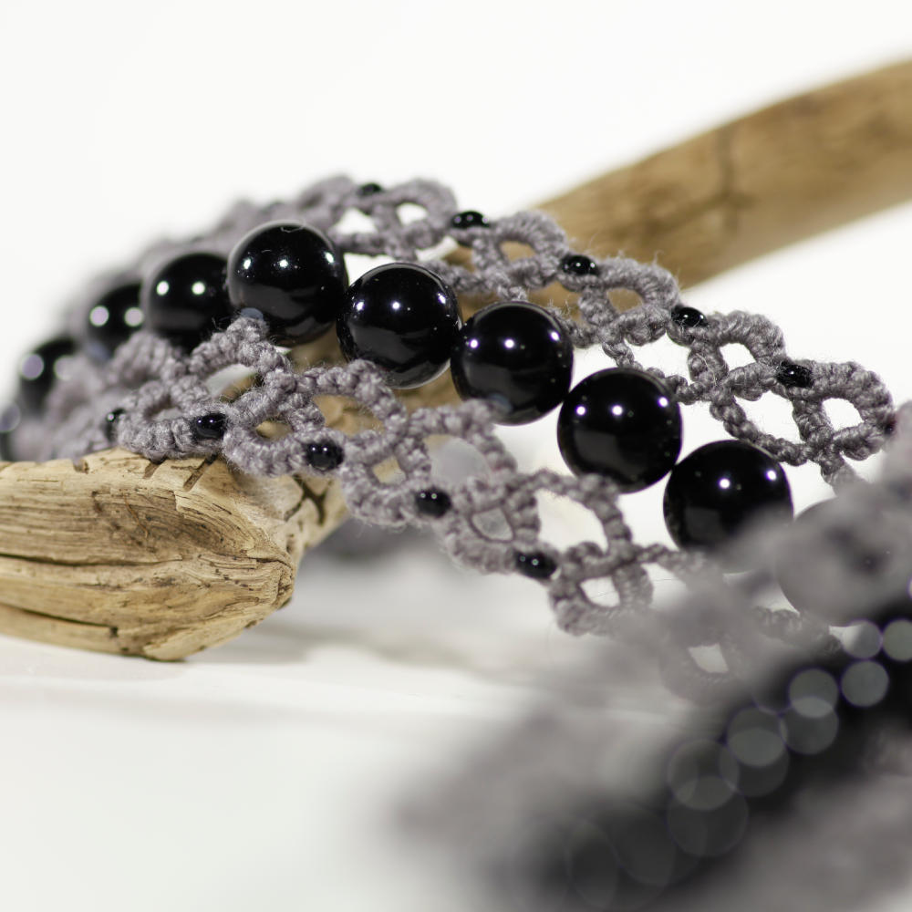 Detailansicht Armband Vienna aus mausgrauer Baumwolle mit schwarzen Perlen