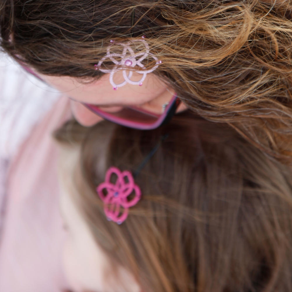 2 Haarclips Dahlia rosa und pink mit rosa und lila Perlen im Haar