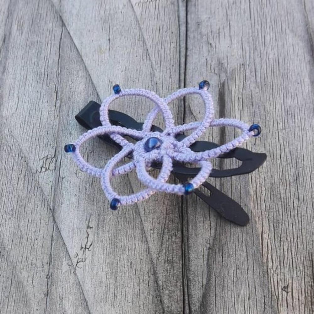 Haarclip Dahlia flieder mit blauen Perlen und schwarzem Clip