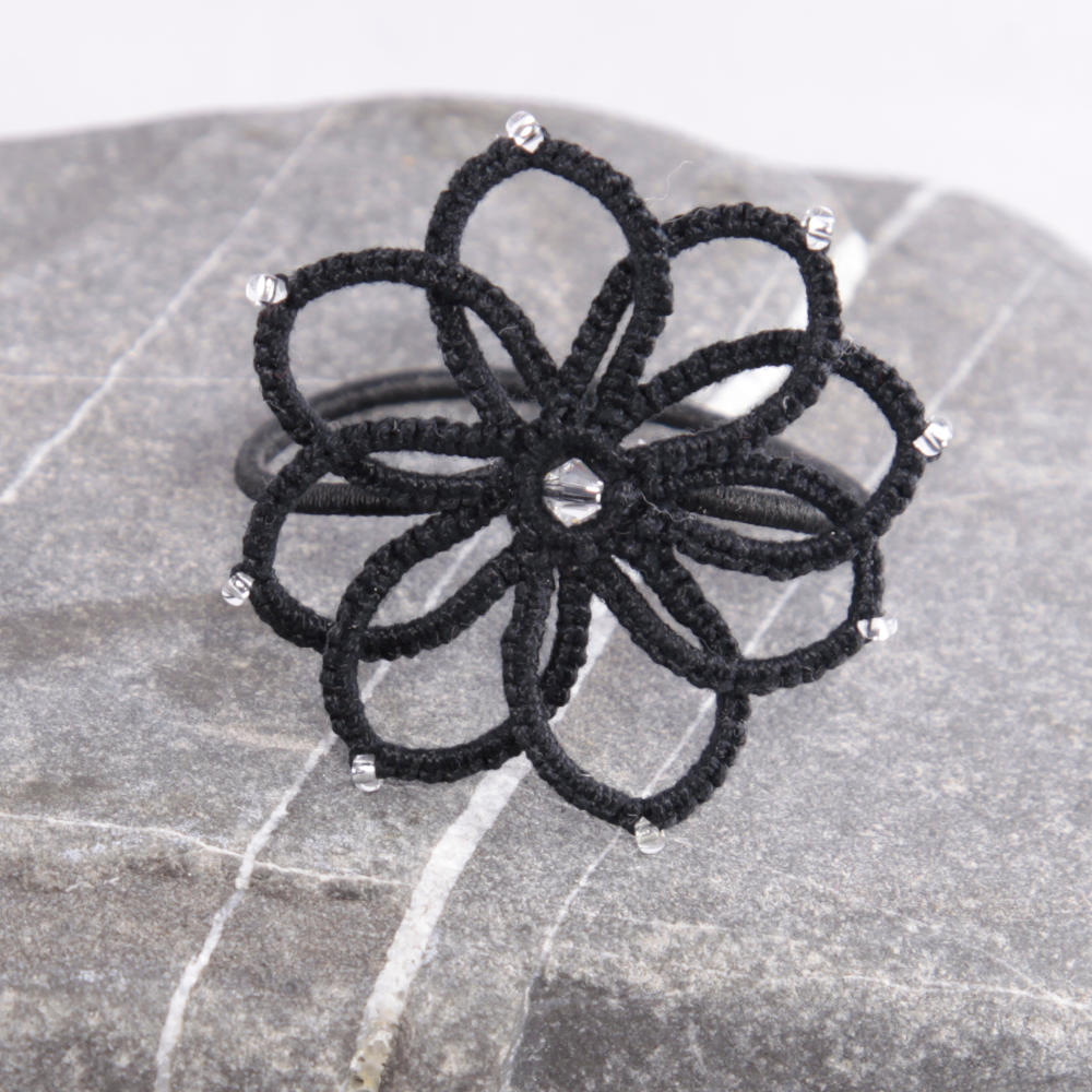 Haargummi Dahlia schwarz mit kristallenen Perlen und schwarzem Gummi