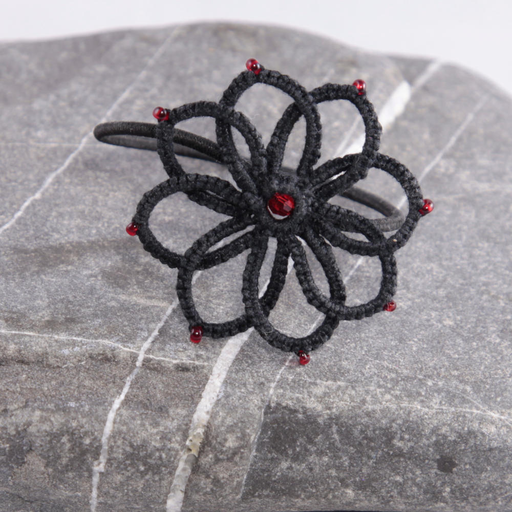 Haargummi Dahlia schwarz mit roten Perlen und schwarzem Gummi