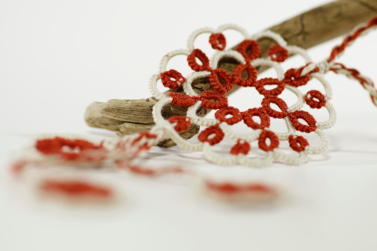 Detailansicht lange Boho- Kette Ella aus beiger und roter Baumwolle