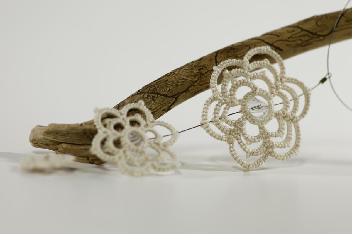 Detailansicht Kette Mariposa aus beiger Baumwolle mit transparenten Glasperlen