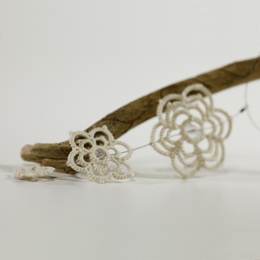 Detailansicht Kette Mariposa aus beiger Baumwolle mit kristallfarbener Perle in der Mitte