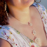 Kette Mariposa aus beiger Baumwolle mit kristallfarbener Perle in der Mitte