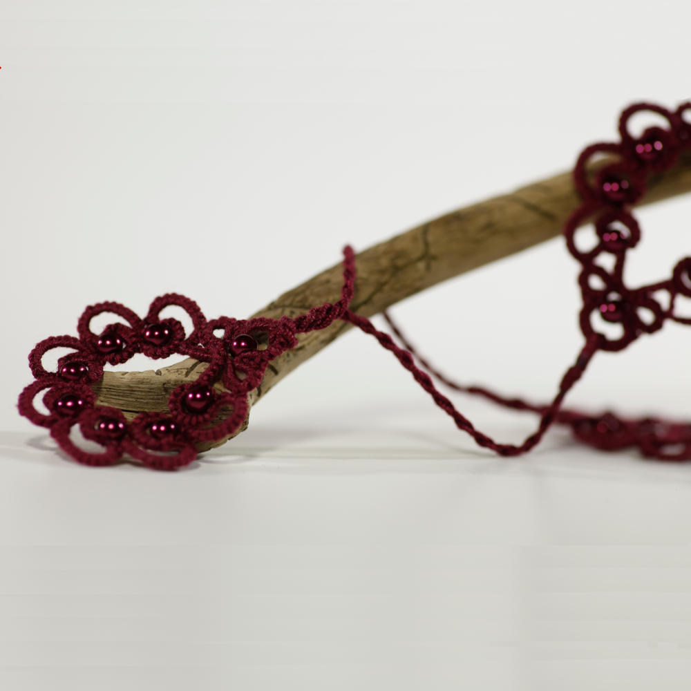 Detailansicht Boho- Kette Mila aus weinroter Baumwolle mit dunkelroten Perlen