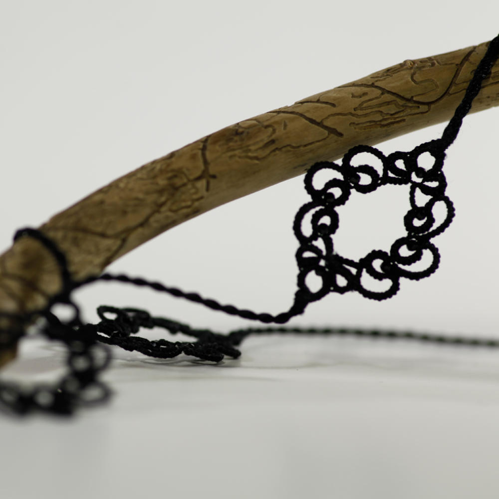 Detailansicht elegante Boho - Halskette aus schwarzer Seide mit Spinell- Kristallen