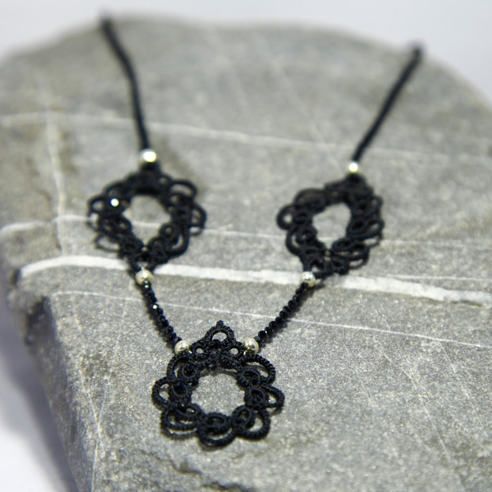 funkelnde, elegante Boho - Halskette aus schwarzer Seide mit extra vielen Spinell- Kristallen