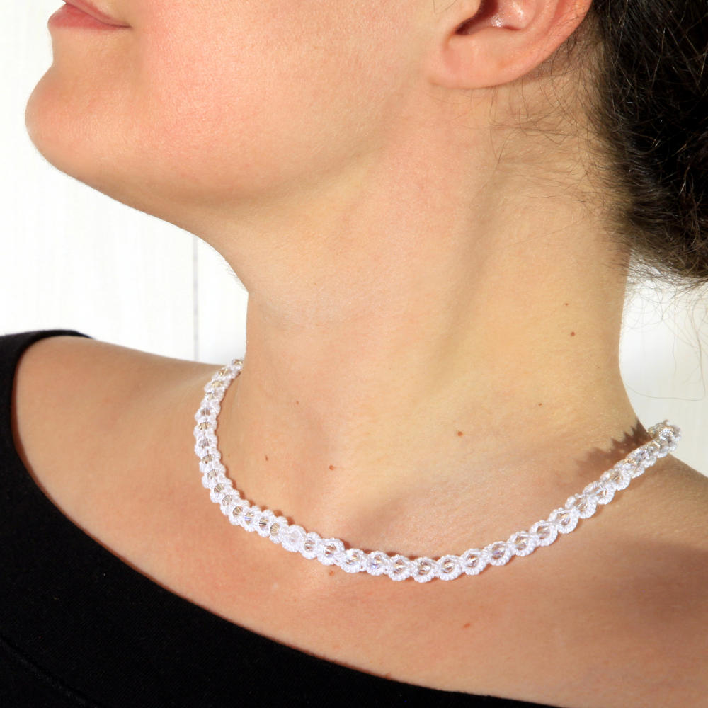 Kette Simple Eleganz aus weißer Baumwolle mit transparenten Glaskristallen Perlen
