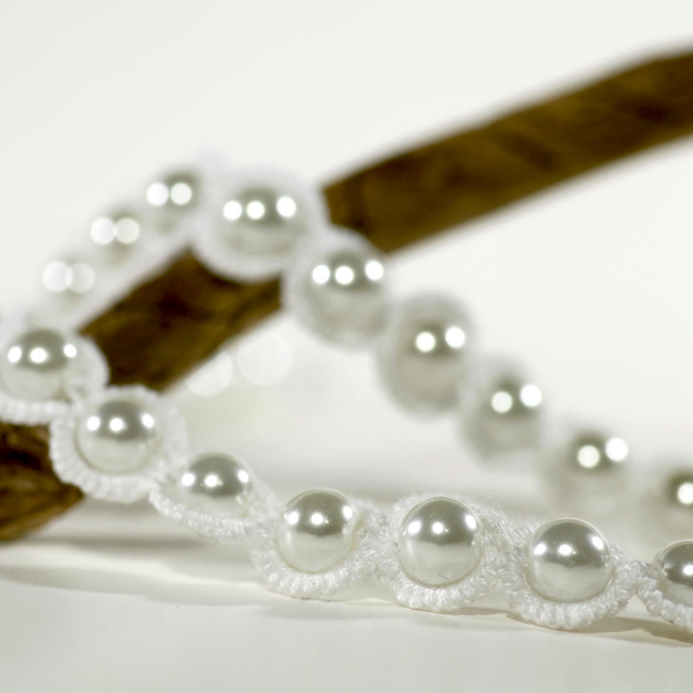 Detailansicht Kette Simple Eleganz aus weißer Baumwolle mit weißen Perlen