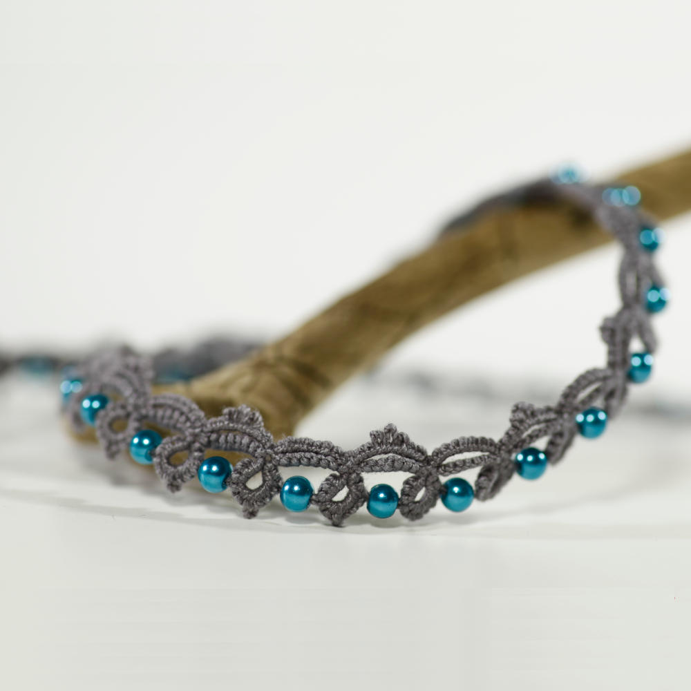 Detailansicht Kette Victoria aus mausgrauer Baumwolle mit türkisen Perlen