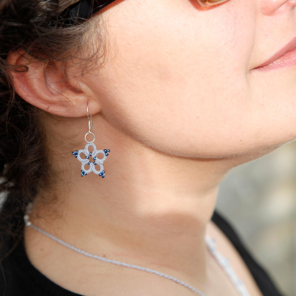 Ohrringe Amelie hellgraue Blüten mit blauen Perlen