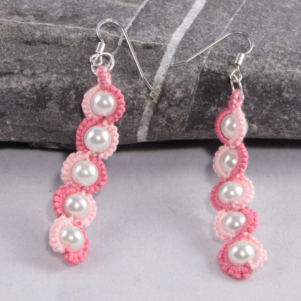 lange Ohrringe Harlekin aus Baumwolle rosa und pink im Wechsel mit weißen Perlen