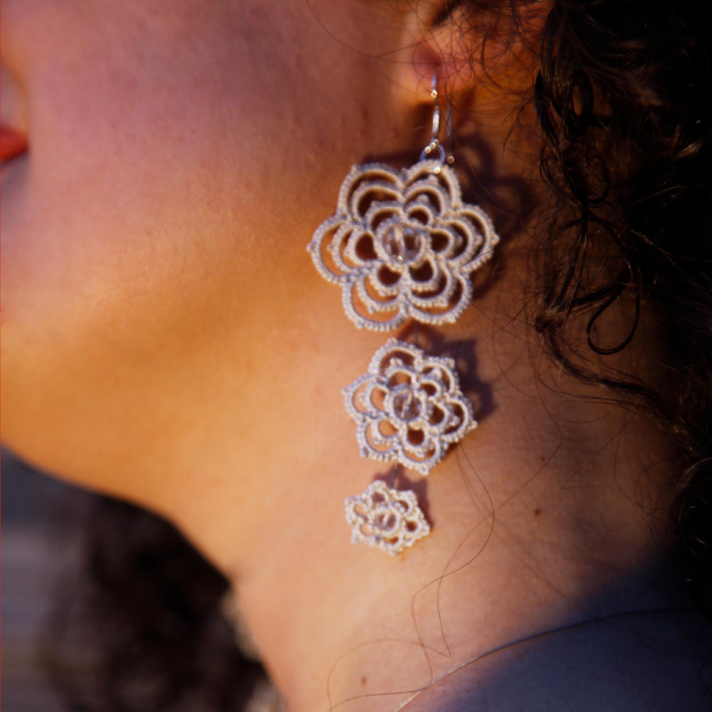 Ohrring Kette Mariposa aus beiger Baumwolle mit kristallfarbener Perle in der Mitte