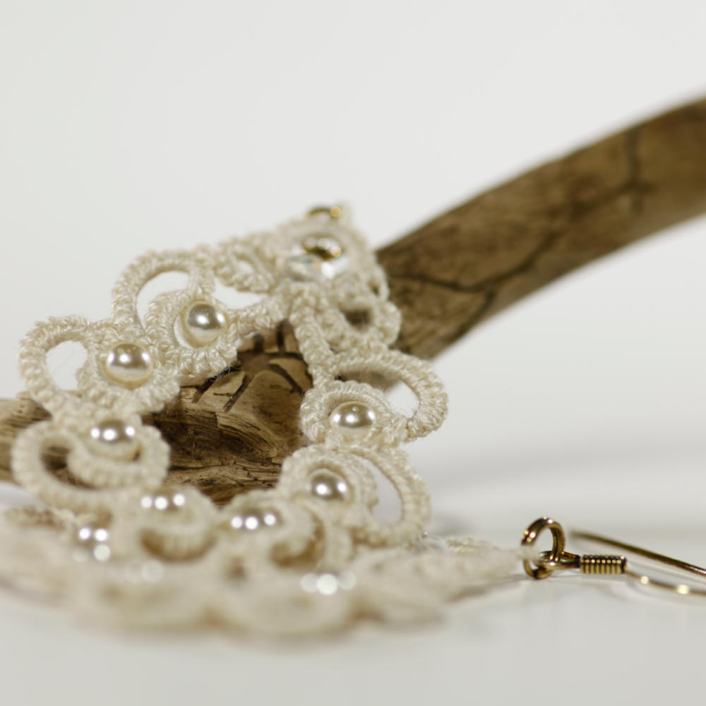 Detailansicht Ohrringe Mila aus beiger Baumwolle mit weißen Perlen
