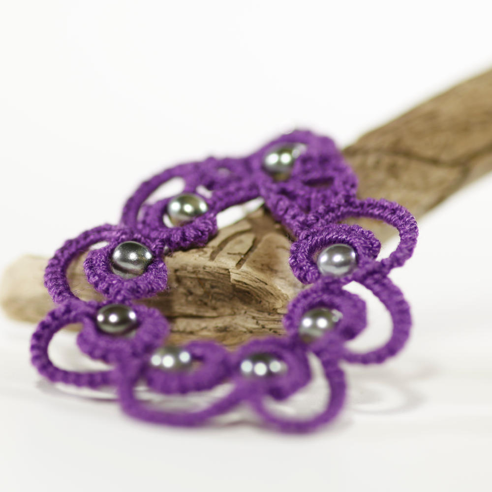 Detailansicht Ohrring Mila aus lila Baumwolle mit silbergrauen Perlen
