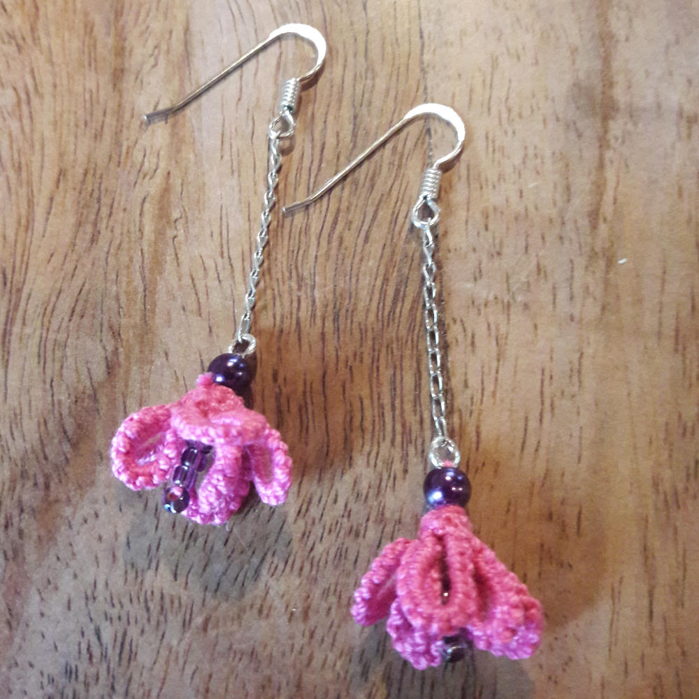 Ohrringe Viola aus pinker Baumwolle mit lila Perlen an Silberkette