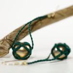 Ohrringe Venezia an Kordel aus tannengrüner Baumwolle mit goldfarbener Glasperle