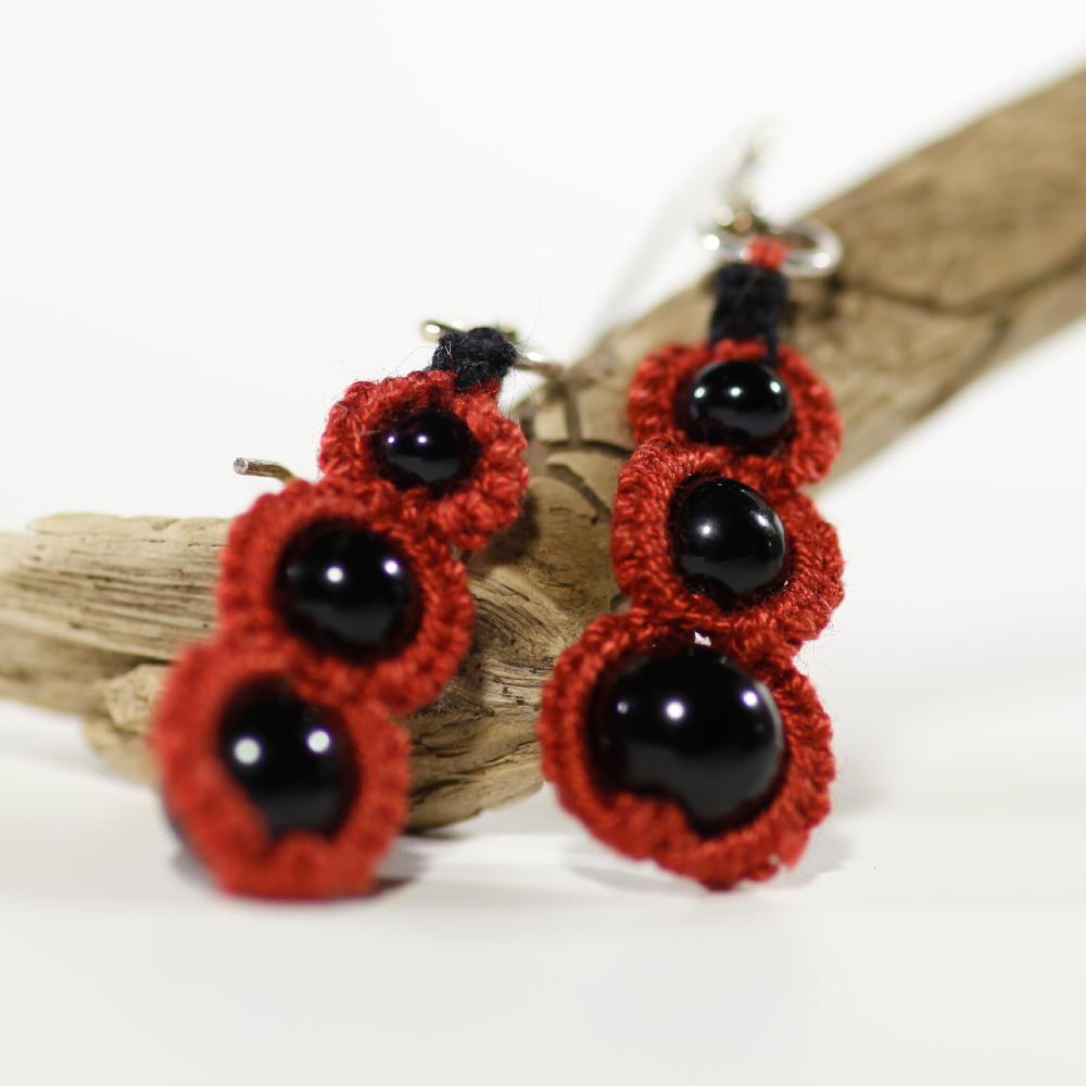 Ohrringe Nicolina aus roter Baumwolle und schwarzen Perlen