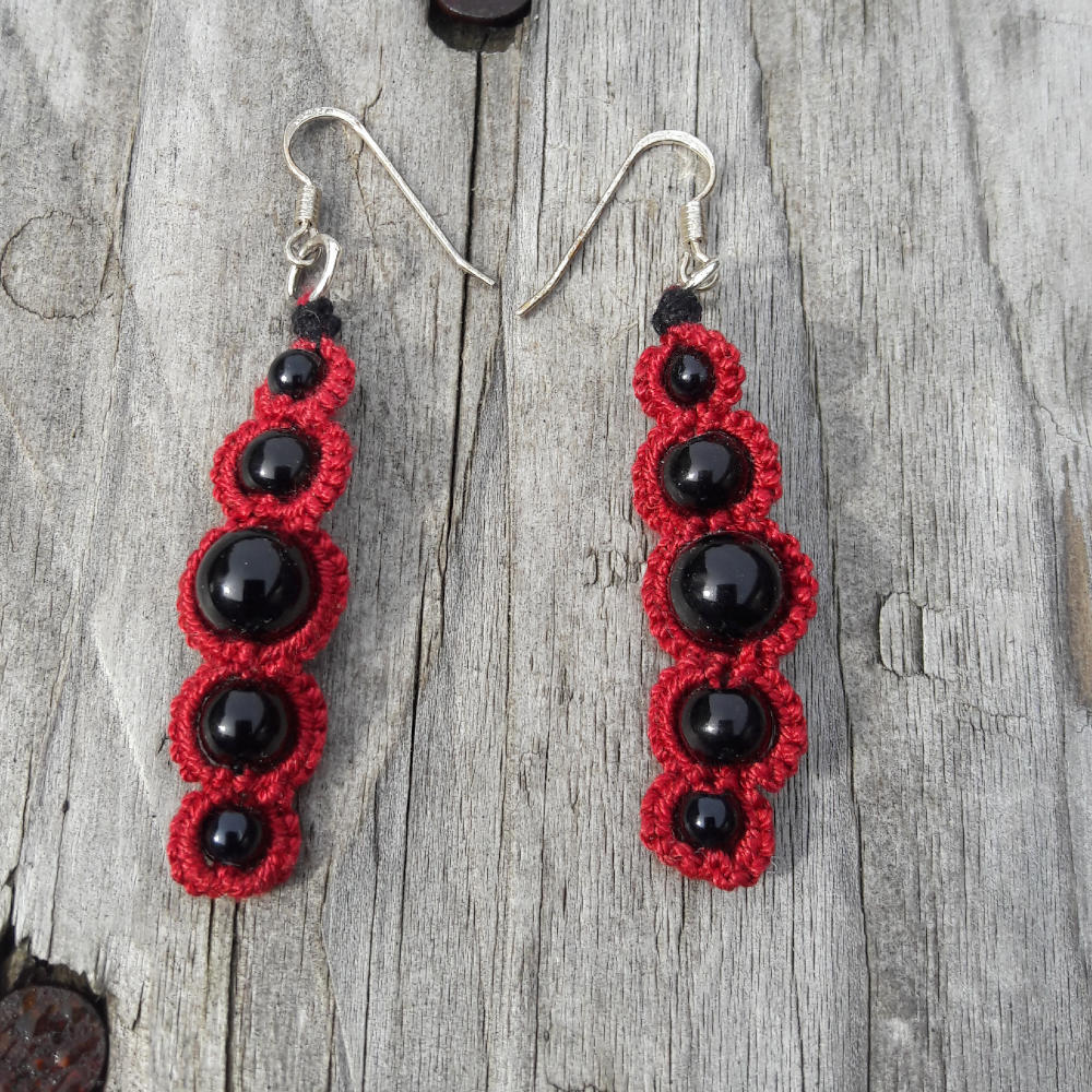 lange Ohrringe Nicolina aus roter Baumwolle mit schwarzen Perlen