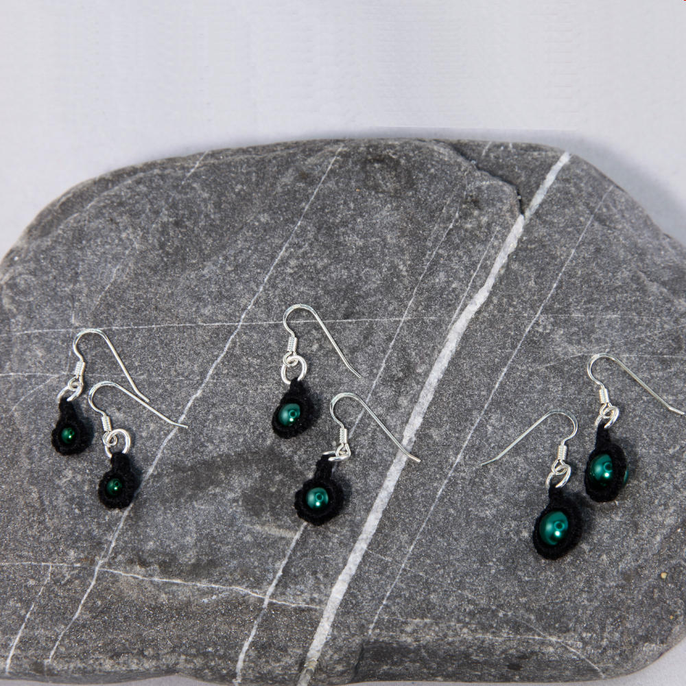 kleine Ohrringe Simple Eleganz aus schwarzer Baumwolle mit grünen Perlen