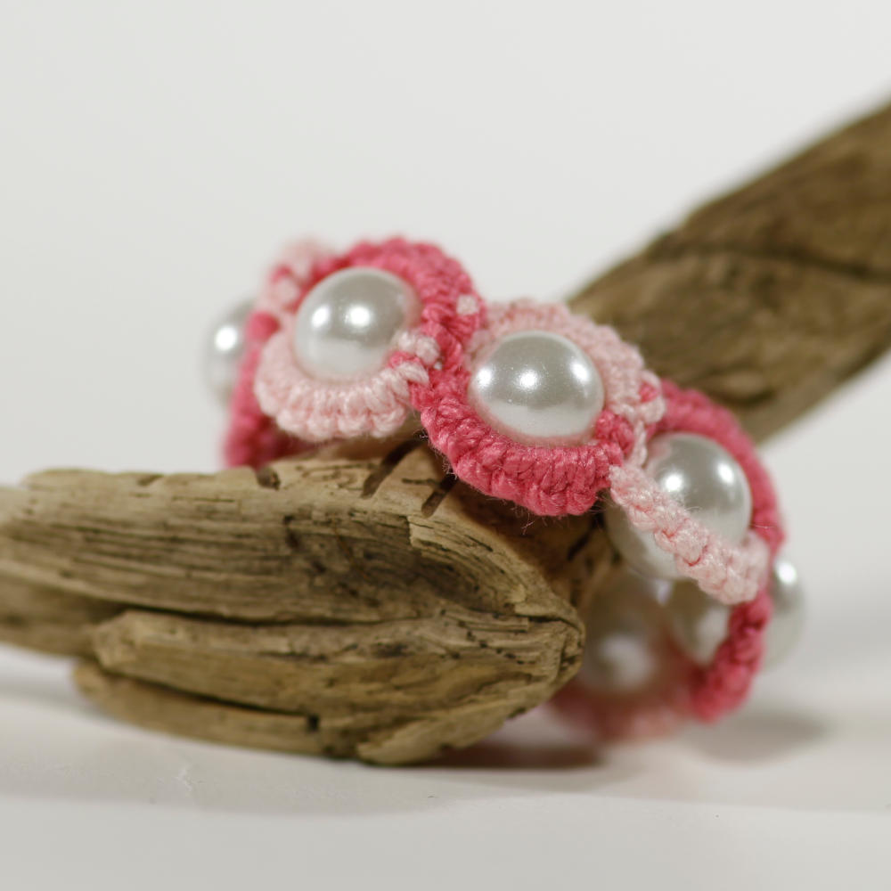 Ring Harlekin aus Baumwolle rosa und pink im Wechsel mit weißen Perlen