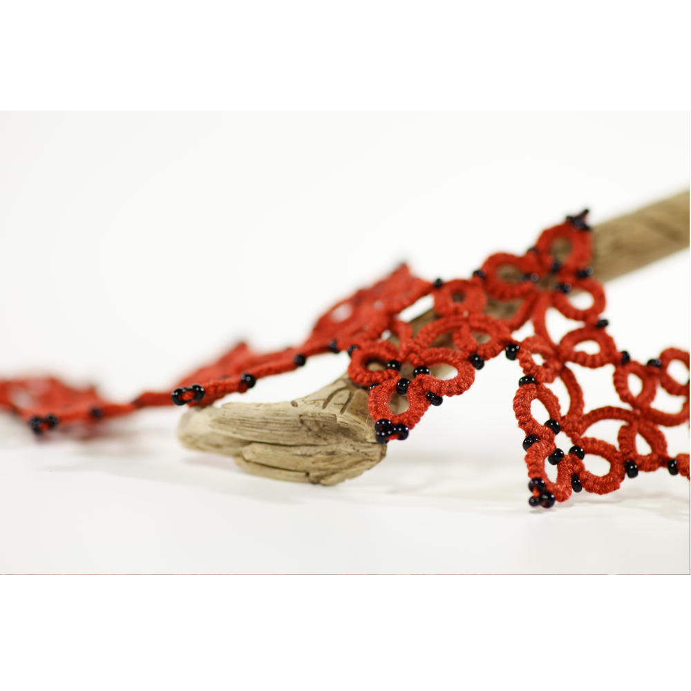 Detailansicht Schuhspitze Milano aus roter Baumwolle mit schwarzen Perlchen
