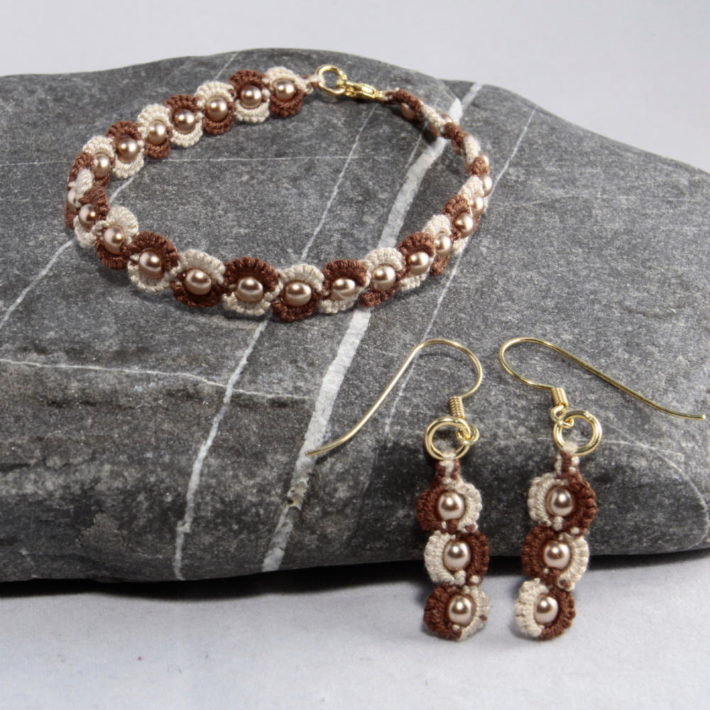 Armband und kurze Ohrringe Harlekin aus Baumwoll braun und beige im Wechsel mit goldfarbenen Perlen