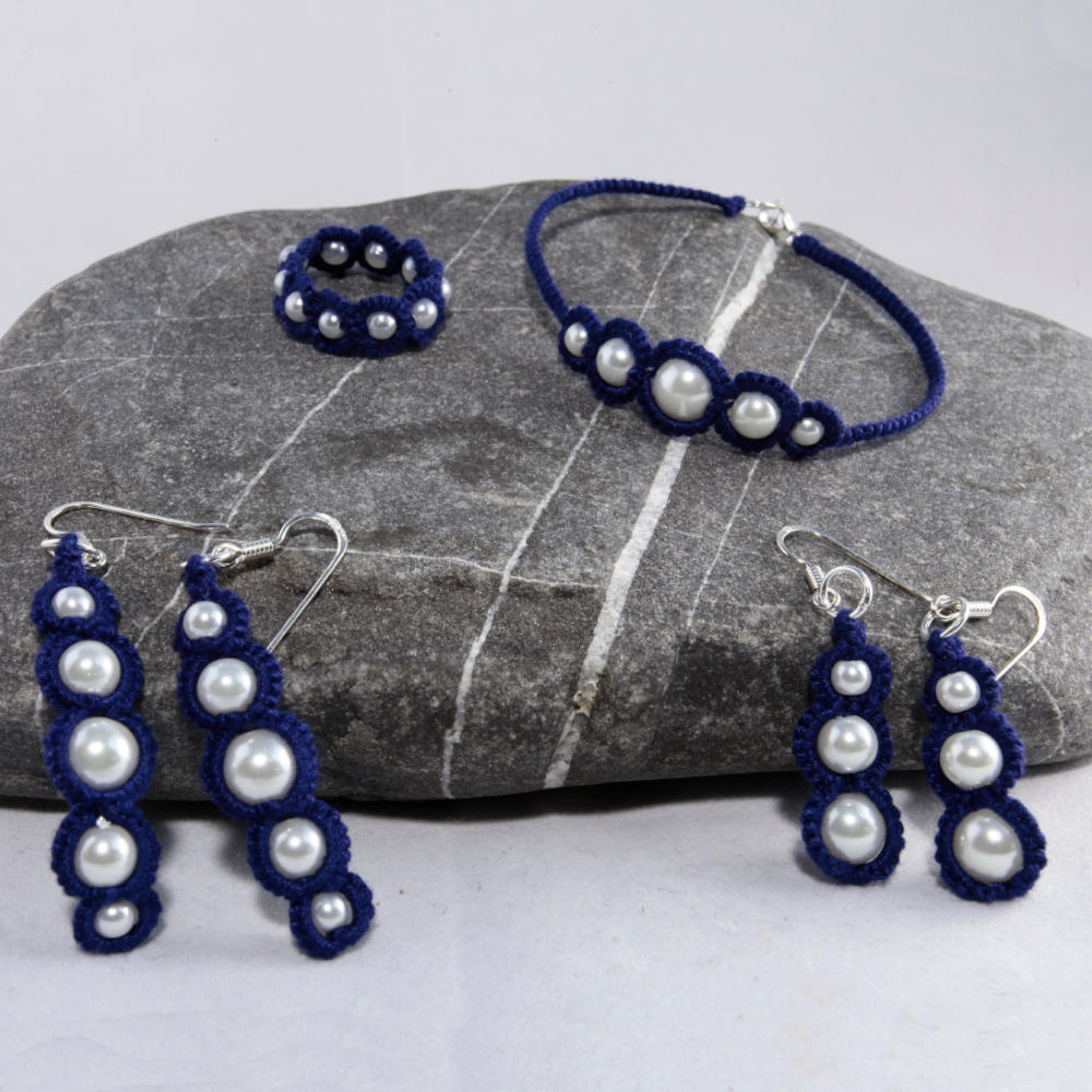 Armband, Ring und zwei Paar Ohrringe Nicolina aus marineblauer Baumwolle mit weißen Perlen