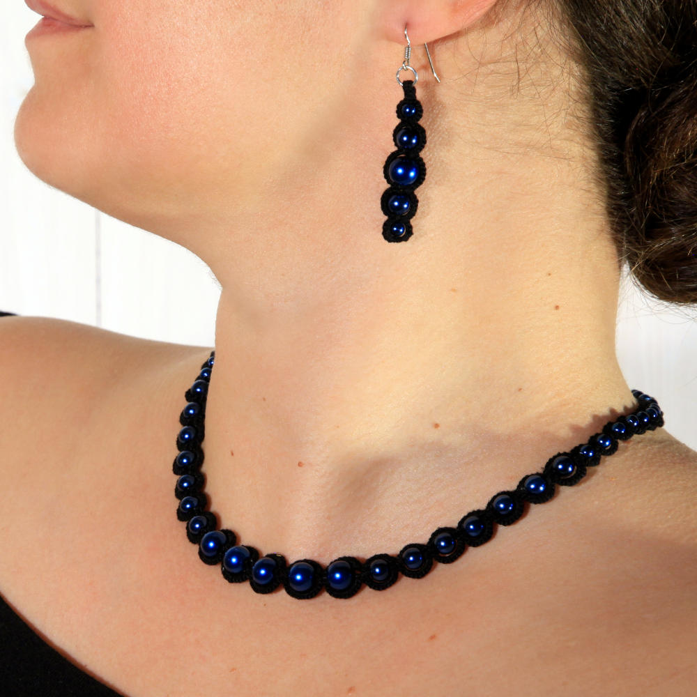 Kette und langer Ohrring Nicolina aus schwarzer Baumwolle mit petrolfarbenen Perlen