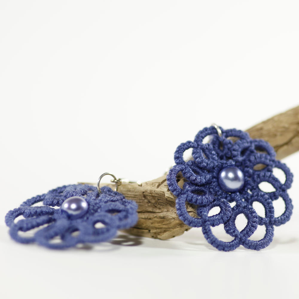 Detailansicht Ohrringe Rumba aus jeansblauer Baumwolle mit blauen Perlen
