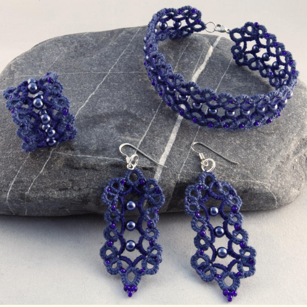 Ring, Armband und Ohrringe Vienna aus Baumwolle in zwei Blautönen mit blauen Perlen