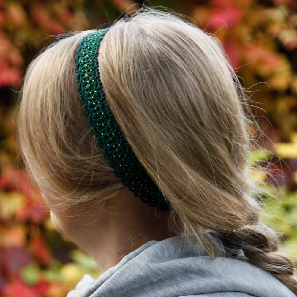 breites, längenverstellbares Haarband Gioco aus tannengrüner mit maigrünen Perlchen